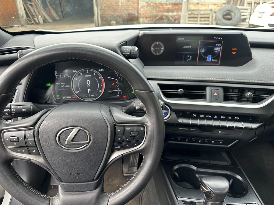 Lexus UX, 2021г., полный привод, вариатор