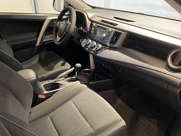 Toyota RAV4, 2015г, передний привод, автомат