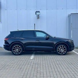 Volkswagen Touareg, 2021г, передний привод, автомат
