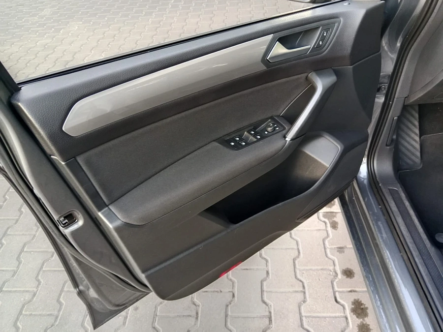 Volkswagen Touran, 2018г., передний привод, механика