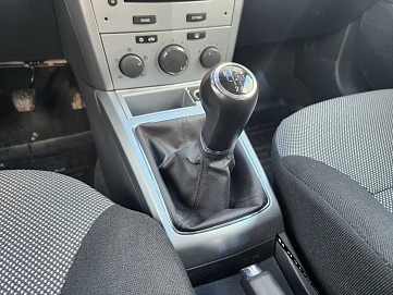 Opel Astra, 2013г, передний привод, механика