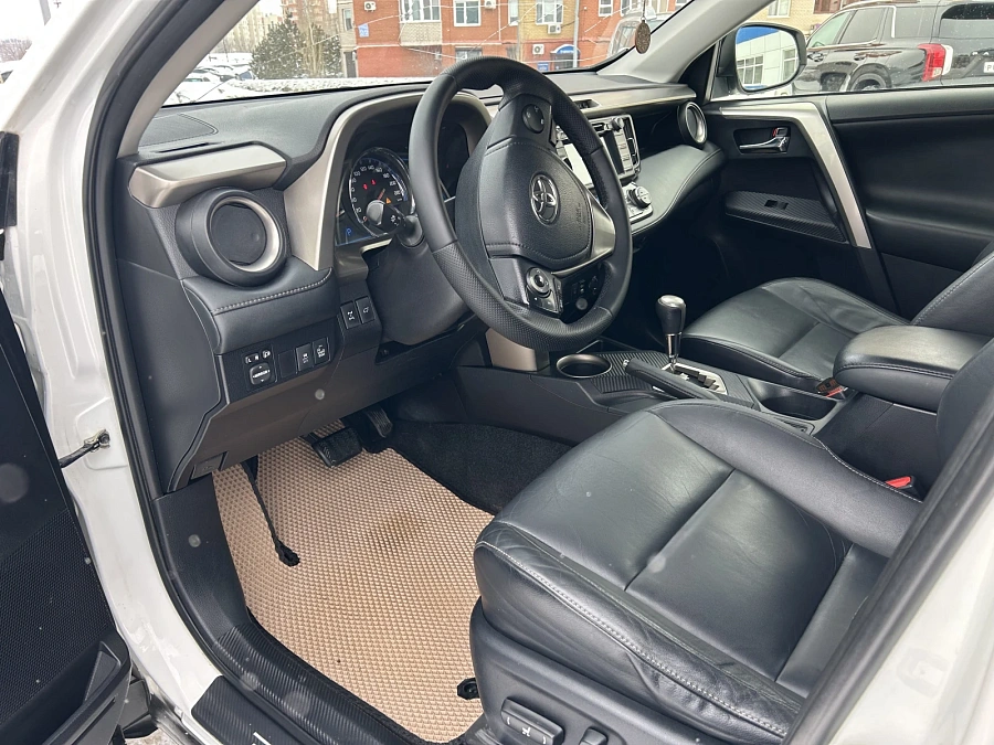 Toyota RAV4, 2015г., полный привод, вариатор