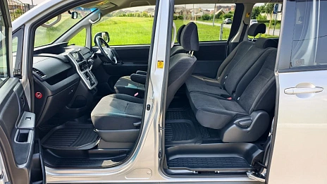 Toyota Noah, 2011г, полный привод, вариатор
