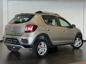 Renault Sandero, 2015г, передний привод, автомат