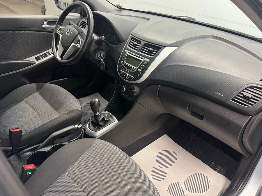 Hyundai Solaris, 2012г., передний привод, механика