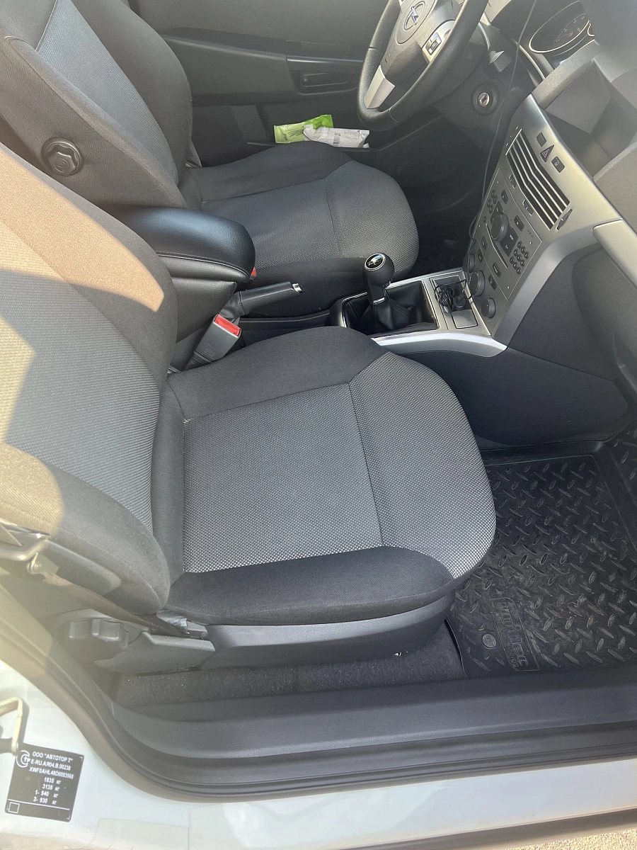Opel Astra, 2012г., передний привод, механика