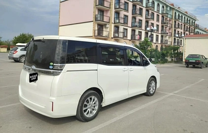 Toyota Voxy, 2017г, передний привод, вариатор