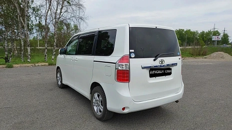 Toyota Noah, 2009г, передний привод, вариатор