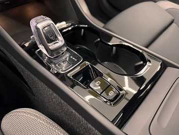 Volvo XC40, 2024г, передний привод, робот