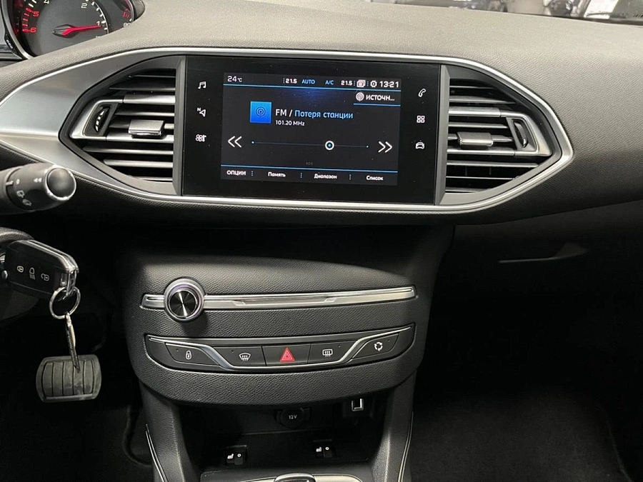 Peugeot 308, 2020г., передний привод, автомат