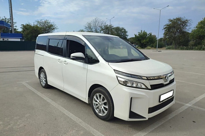 Toyota Voxy, 2017г, передний привод, вариатор