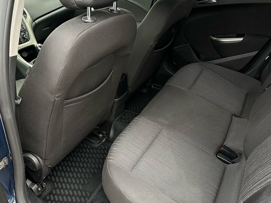 Opel Astra, 2011г., передний привод, механика