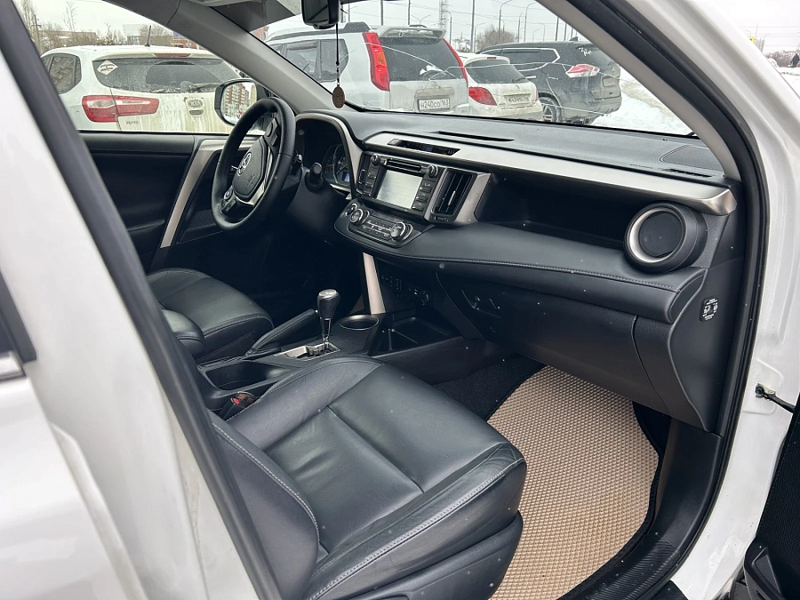 Toyota RAV4, 2015г., полный привод, вариатор